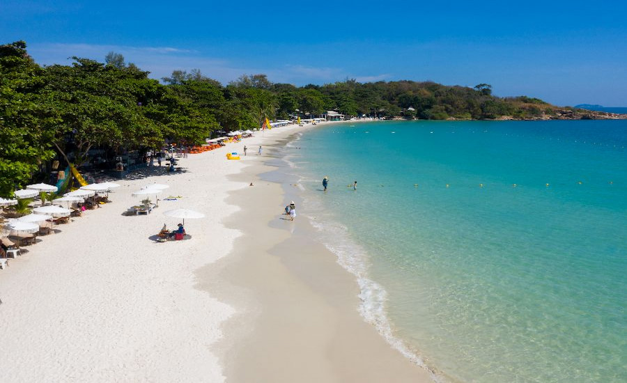 Giornata di sole e mare calmo a Koh Samet durante la stagione secca