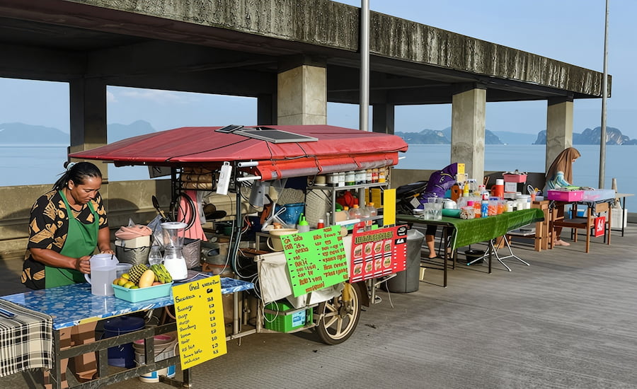 Bancarelle del mercato locale e vita quotidiana a Koh Yao Noi