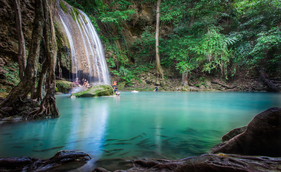 Cascate naturali a più livelli immerse nella verde vegetazione del Parco Nazionale di Erawan
