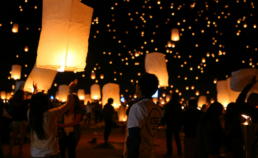 Spettacolo pirotecnico e di lanterne durante un evento ufficiale organizzato a Chiang Mai