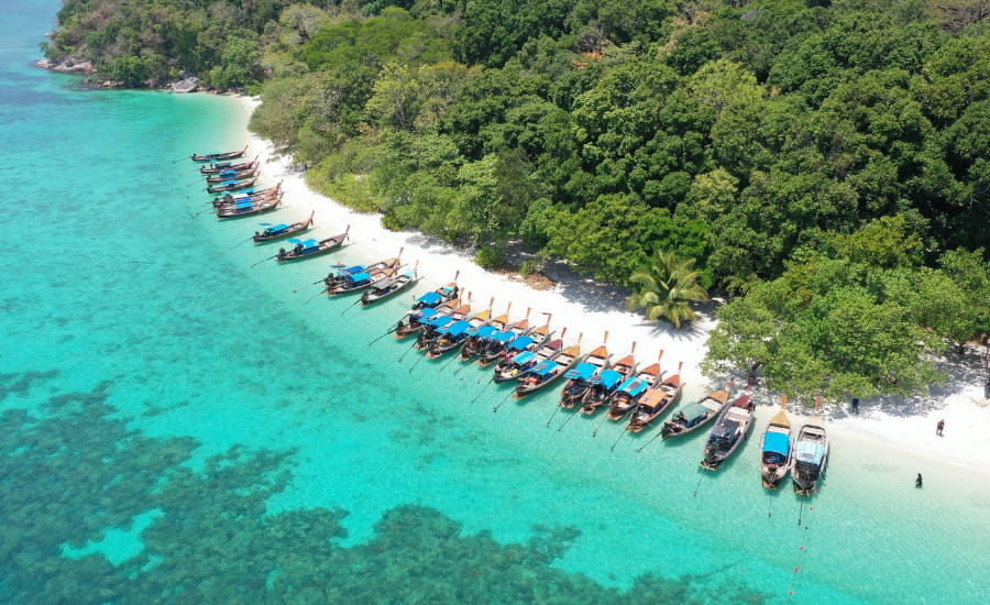 Veduta aerea di una spiaggia tropicale con mare turchese e sabbia bianca in Thailandia