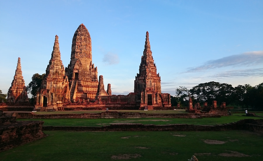 Antichi templi in mattoni rossi e statue di Buddha nel Parco Storico di Ayutthaya