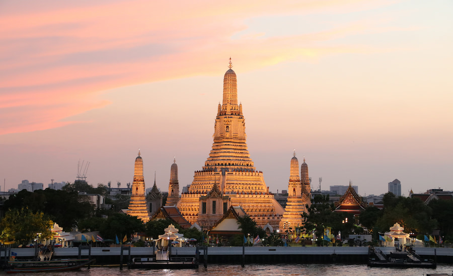 Vista panoramica dei templi storici di Bangkok illuminati dal sole lungo il fiume Chao Phraya