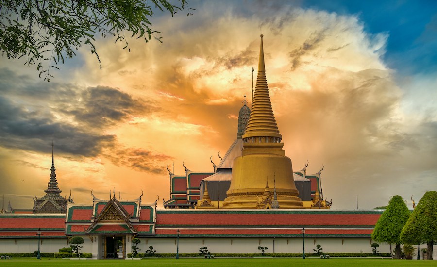 Splendida vista delle stupa dorate dei templi di Bangkok al tramonto