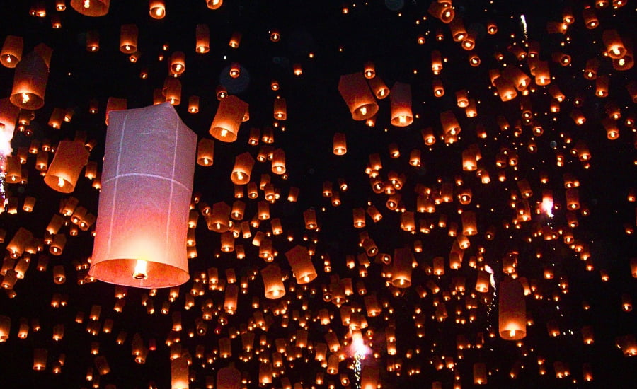  Spettacolare rilascio di massa di lanterne di carta nel cielo stellato durante il festival di Yi Peng in Thailandia