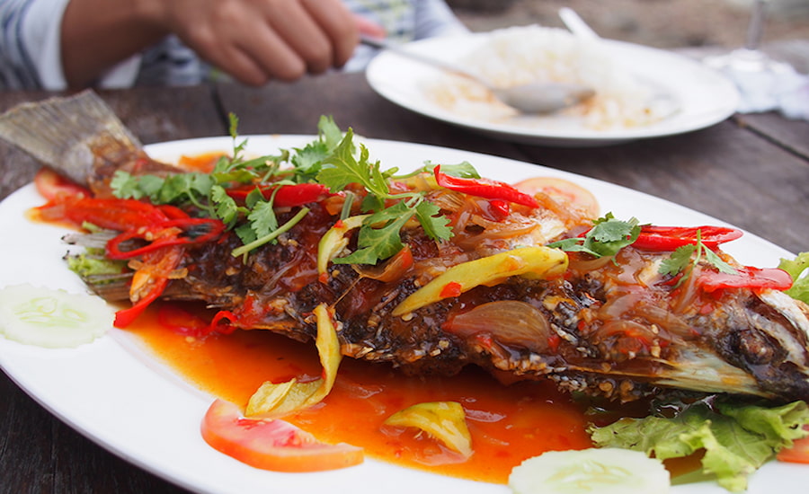 Piatto di pesce fresco con salsa piccante tipico della cucina di Koh Samet