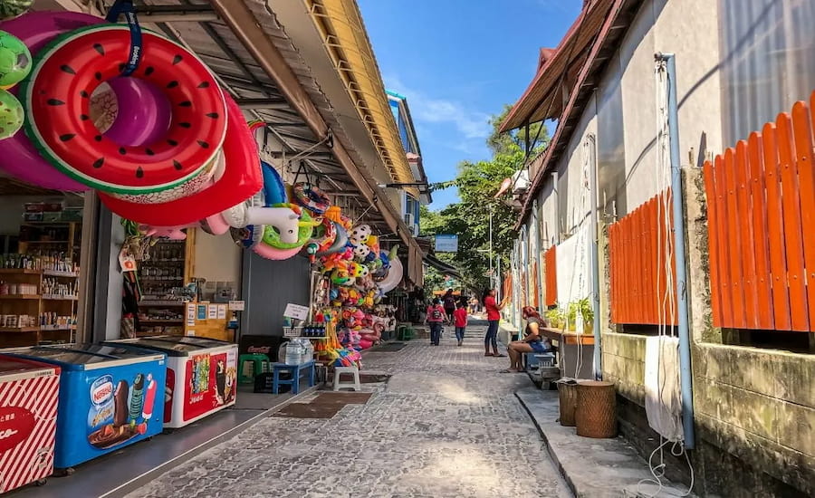 Bancarelle e negozietti tipici nelle vie di Koh Samet