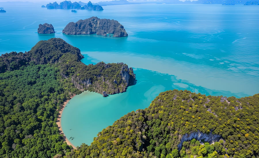 Scogliere calcaree e mare smeraldo visti da Koh Yao Noi