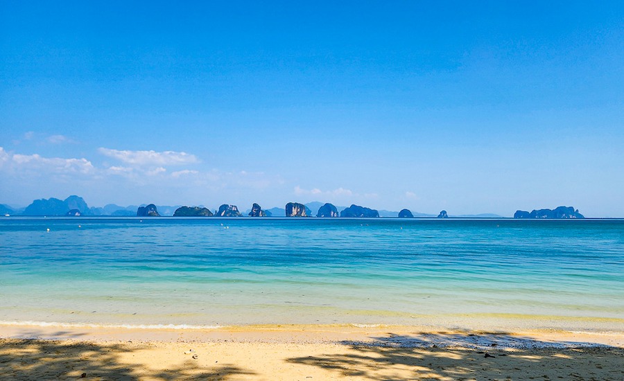 Giornata di sole e mare calmo sulla spiaggia di Koh Yao Noi