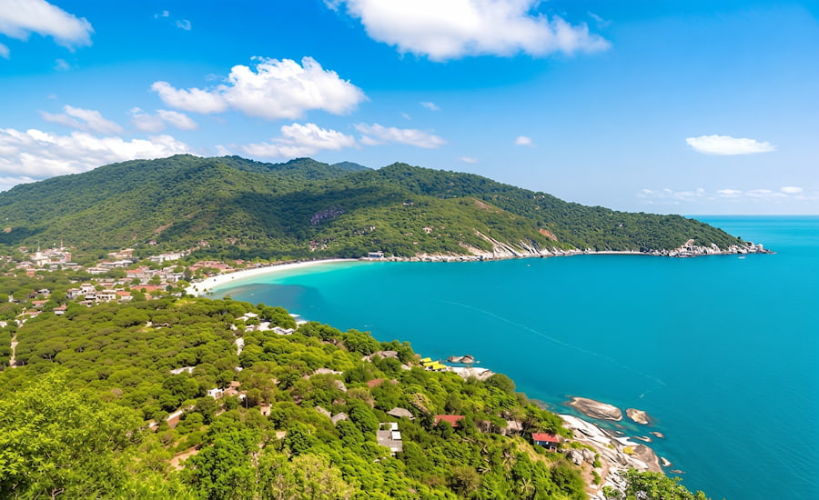 Lussureggiante foresta pluviale tropicale e montagne di Koh Chang