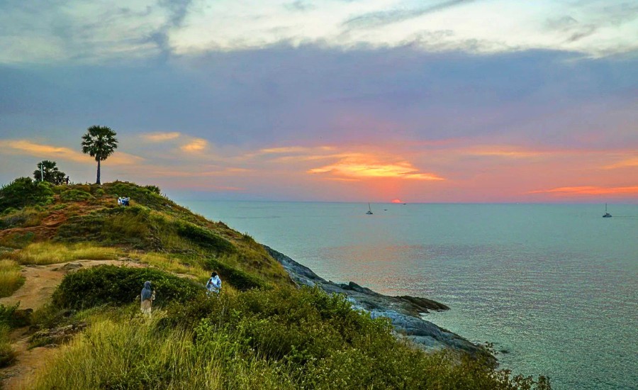 Spettacolare tramonto sul mare dal promontorio di Promthep Cape a Phuket