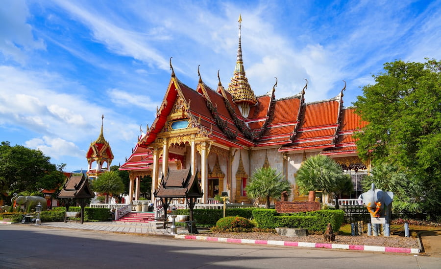 Dettagli architettonici e pagoda del tempio Wat Chalong a Phuket
