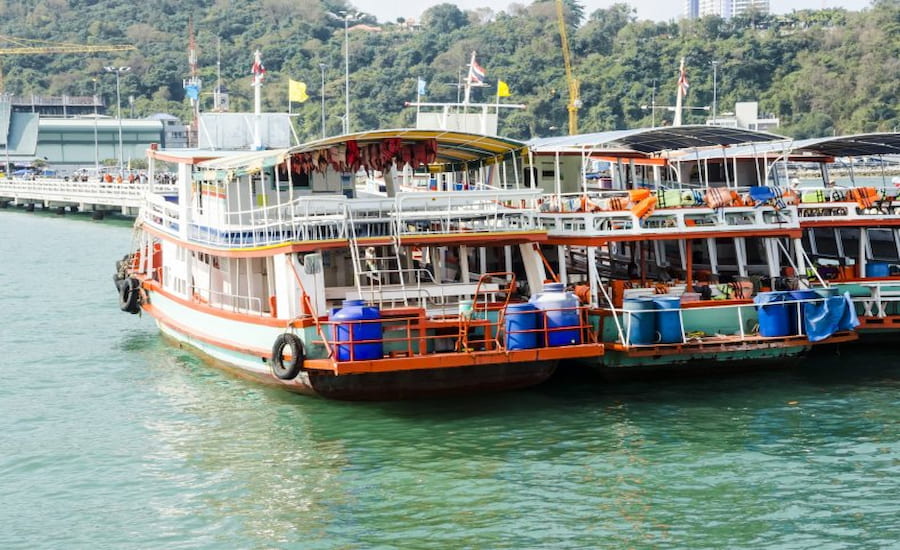 Traghetto per il trasporto di passeggeri e veicoli diretto a Koh Chang