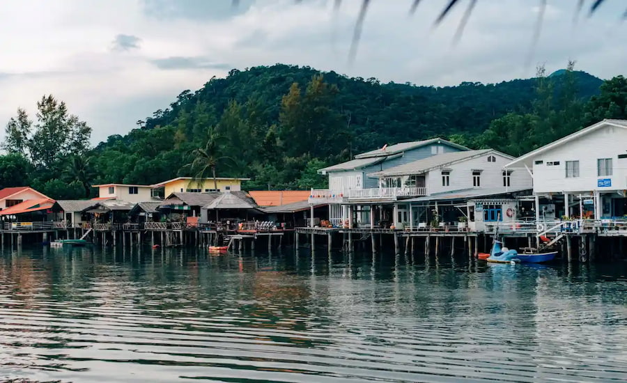 Caratteristico villaggio di pescatori su palafitte a Koh Chang