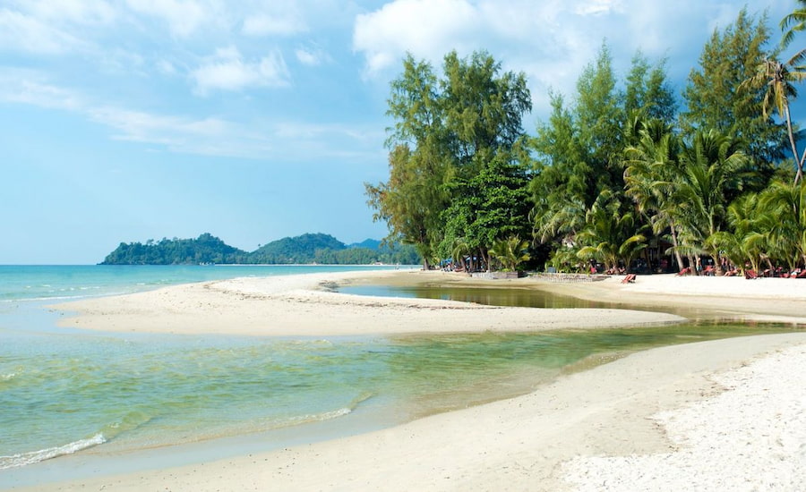 Spiaggia di sabbia bianca e mare turchesi a White Sand Beach su Koh Chang