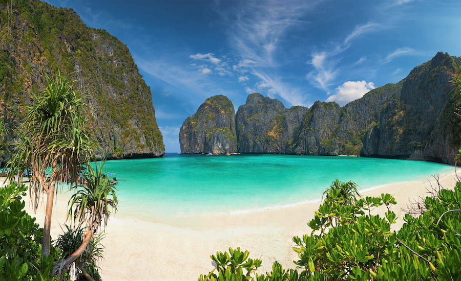 Acque cristalline e sabbia bianca nelle celebri isole Phi Phi vicino a Phuket