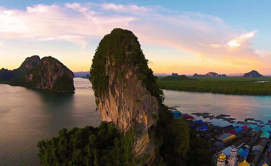 Maestose scogliere carsiche e villaggio galleggiante nella Baia di Phang Nga