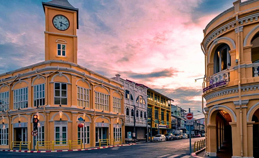  Edifici coloniali colorati nel centro storico di Phuket Old Town
