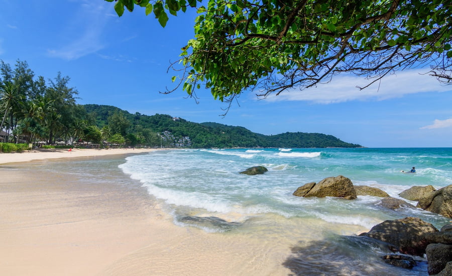 Spiaggia tropicale di sabbia bianca e mare cristallino a Phuket