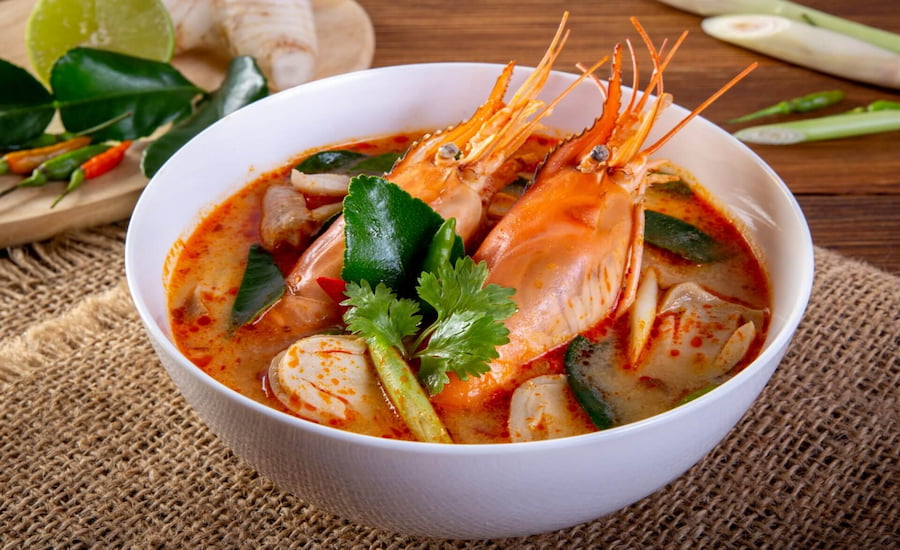 Zuppa aromatica Tom Yum Goong con gamberi e spezie