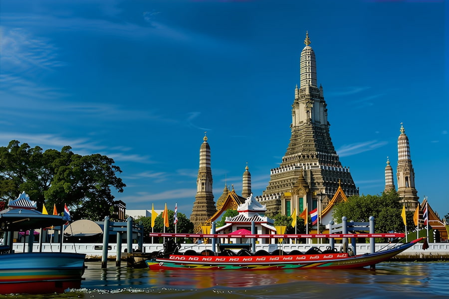 L'architettura iconica del tempio Wat Arun sul fiume Chao Phraya a Bangkok.