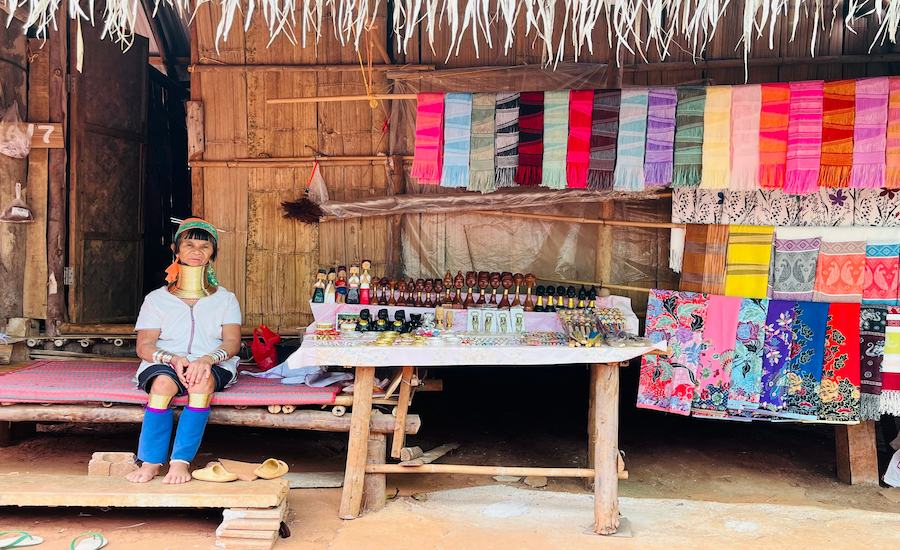 Donna Karen Padaung vende tessuti e artigianato locale nel suo negozio in Thailandia