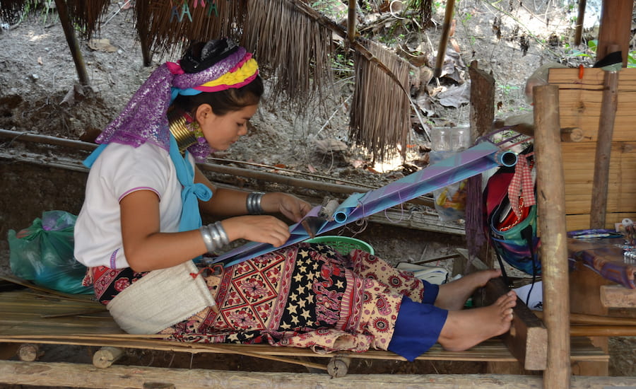 Donna Karen Padaung che intesse stoffe tradizionali con un telaio a mano in Thailandia