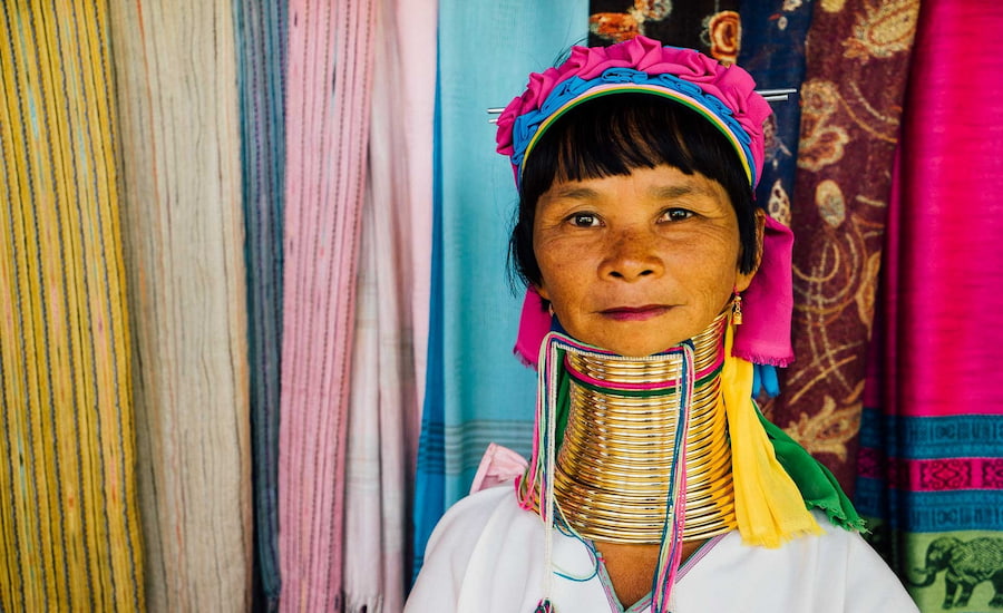 Donna Karen Padaung con tradizionali anelli in ottone al collo in Thailandia