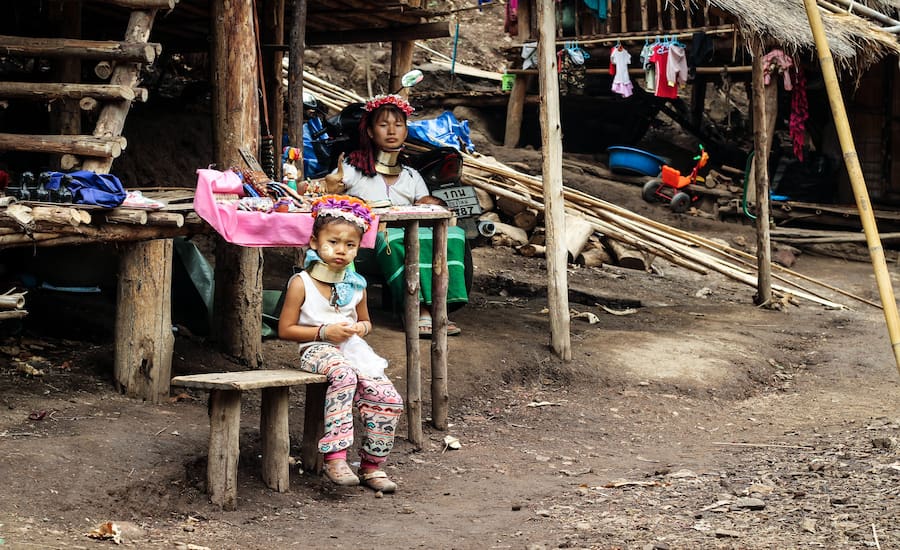 Bambina e donna Karen Padaung nel loro villaggio montano tradizionale in Thailandia
