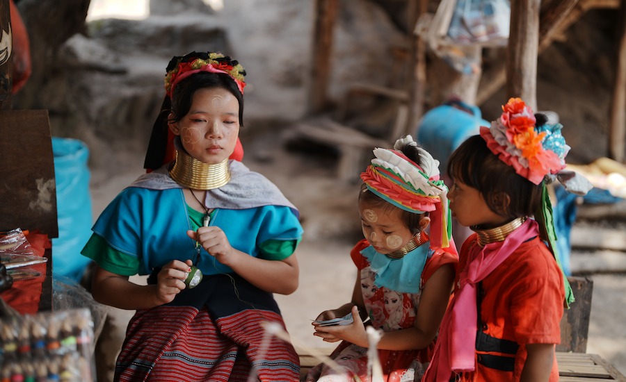 Bambine e donne Karen Padaung nel villaggio tradizionale aperto ai visitatori in Thailandia