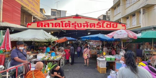 Esplora l'incantevole Mercato di Chatchai a Hua Hin