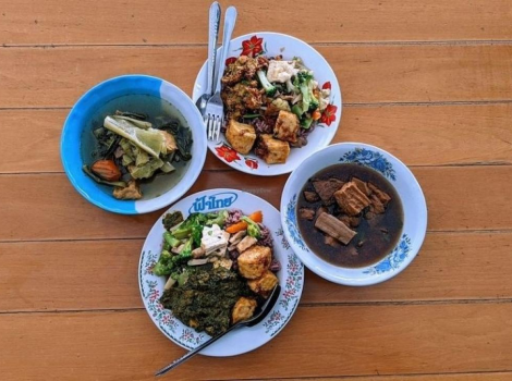 Delizia dei Sapori della Street Food Thailandese: Esplorando i Mercati di Saraburi Giorno e Notte