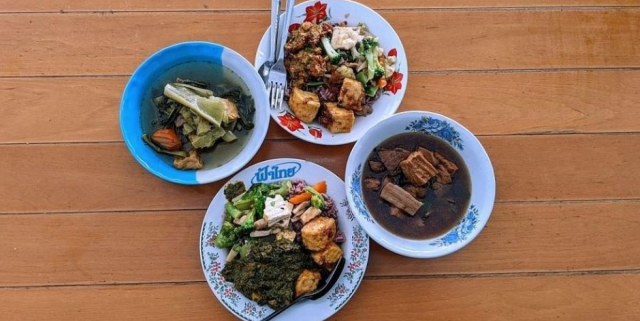 Delizia dei Sapori della Street Food Thailandese: Esplorando i Mercati di Saraburi Giorno e Notte