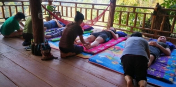 Giorno 1: Trekking nella foresta fino alla cascata + Massaggio Tradizionale Thai + Tree House Chiang Dao (L, D)