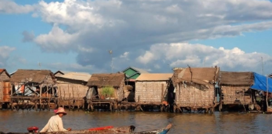 Giorno 9: Siem Reap – Lago Tonle Sap – Artigiano D’Angkor (B)