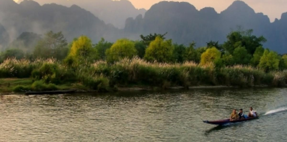 Giorno 14: Luang Prabang - Vang Vieng (B)