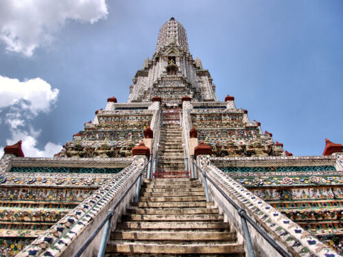 La potente maestosità di Wat Arun: Un’icona dell’Alba a Bangkok
