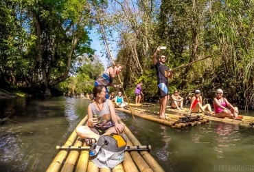 Navigazione in zattera di bambù