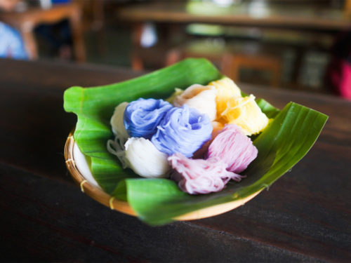 Delizia dei Sapori della Street Food Thailandese: Esplorando i Mercati di Saraburi Giorno e Notte